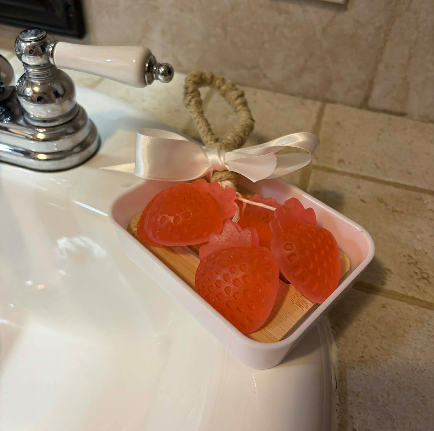 Savon en grappe artisanal - Forme grappe de demi-fraise