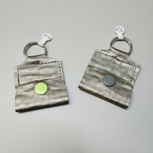 Mini porte-clé avec pochette à bouton pression